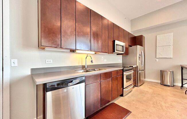 Charming Downtown High Rise Condo  1BD/1BA with Upgraded Features