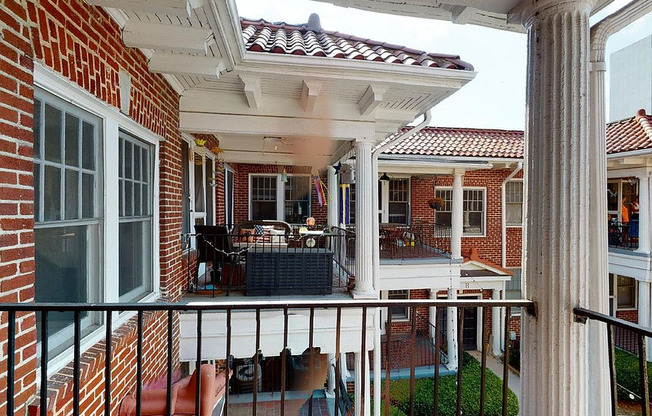 305 E PONCE DE LEON AVE