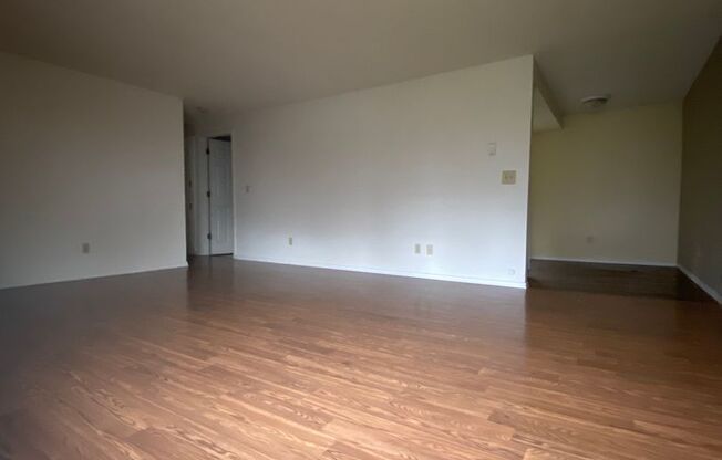 2 beds, 1 bath, 850 sqft, $1,900, Unit N29-01