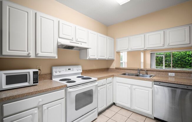 Beautiful Townhome 2-bedroom, 2.5-bathroom  in the desirable Fort Myers
