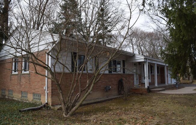 EXCEPTIONALLY CHEERY AND BRIGHT  UPDATED RANCH IN FARMINGTON HILLS.