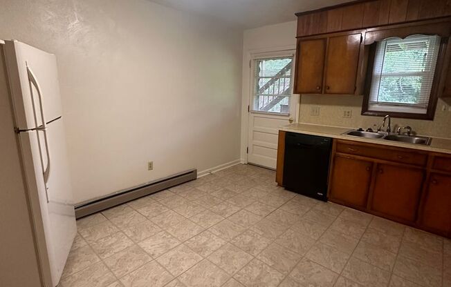 2 beds, 1 bath, 903 sqft, $1,170, Unit K-6