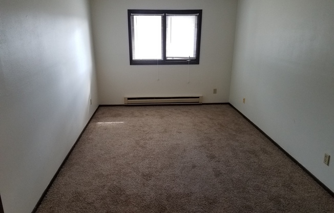 2 beds, 1 bath, $855, Unit 2F