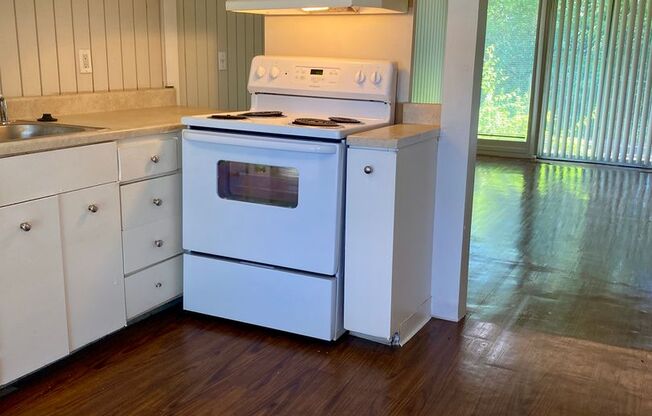 2 beds, 1 bath, 764 sqft, $825, Unit 11C