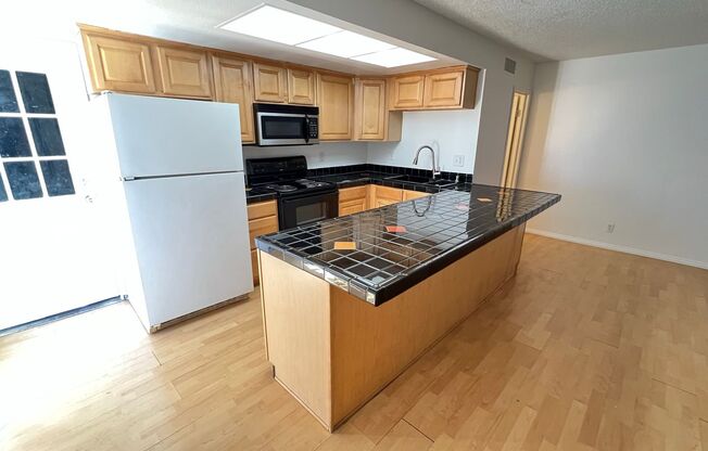 Charming One-Bedroom Townhome near Rainbow/Washington 1200/mo