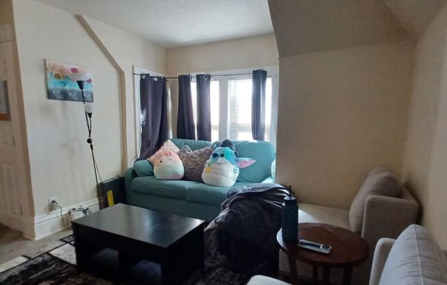 2 beds, 1 bath, 950 sqft, $1,365, Unit Unit 2