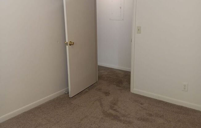 2 beds, 1 bath, 925 sqft, $1,085, Unit X03