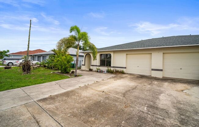 Stunning duplex offers two spacious bedrooms and two full bathrooms in Cape coral