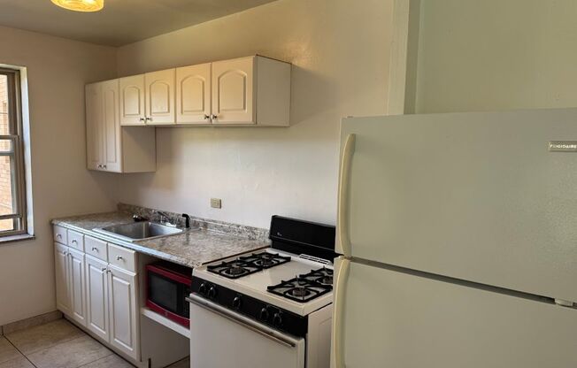 3 beds, 1 bath, $1,995, Unit 210C