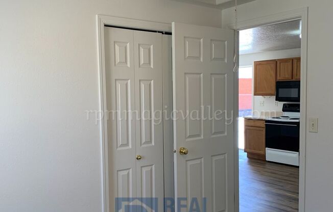 2 beds, 1 bath, 576 sqft, $1,200, Unit 226 Carney St.