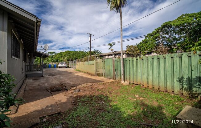 $2,000 /  2 Bed/ 1 Bath Spacious Duplex Centrally Located in Pearl City (Waiawa)