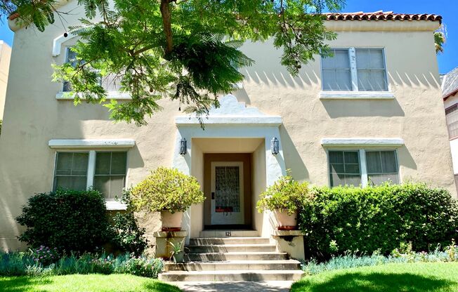 121 N La Peer Dr
