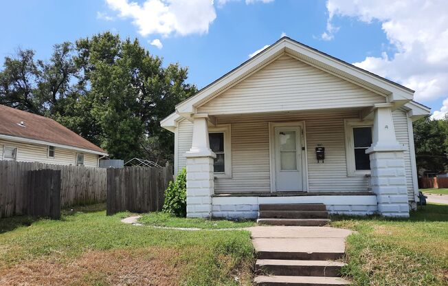 $1195 - 1 bedroom/ 2 bathroom plus 2 bonus rooms and office space ! - Single Family Home directly across from Linwood Park and Linwood Elementary