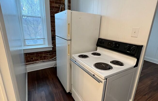 Studio, 1 bath, $900, Unit APT4 R