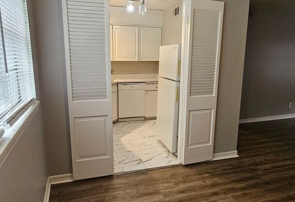 2 beds, 2 baths, 925 sqft, $1,300, Unit 218