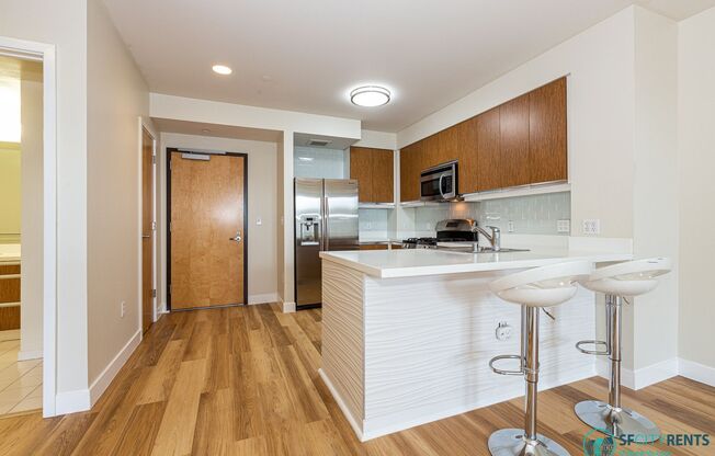 Bayview: Bi-Level 3 Bed 3 Bath w/ Parking, W/D in unit & 2 Balconies