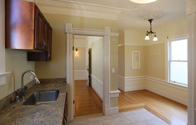 OPEN HOUSE: Thursday (6/19) 8:10pm-8:30pm. Gorgeous period piece San Francisco style 3BR/1BA apartment in a building across from Lafayette Park, In-Unit W/D, Pet Friendly (2011 Sacramento #5)