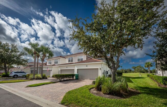 GOLF MEMBERSHIP INCLUDED! COACH HOME IN HERITAGE LANDING GOLF AND COUNTRY CLUB