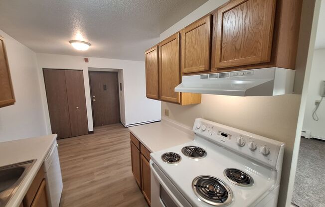 2 beds, 1 bath, 705 sqft, $760, Unit 16