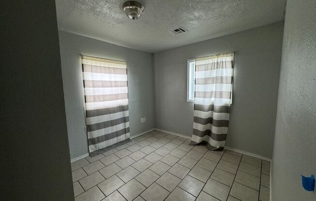 2 beds, 1 bath, $995