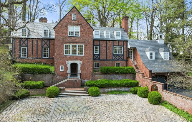 FULLY FURNISHED HOME LOCATED IN GLENVIEW