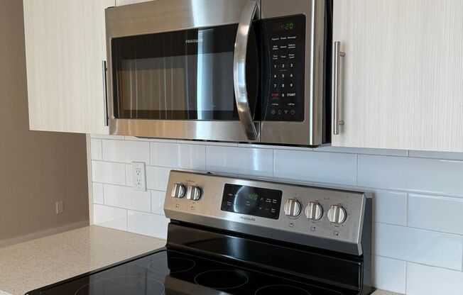 SPECIAL OFFER $100 Credit Gorgeous NEW MODERN REMODEL Townhouse-2bd 1.5baths 1000 sf Hardwood Flooring Quartz Counters Stainless Steel Appl-DW-Tiled bath-Patio-Pets-Parking