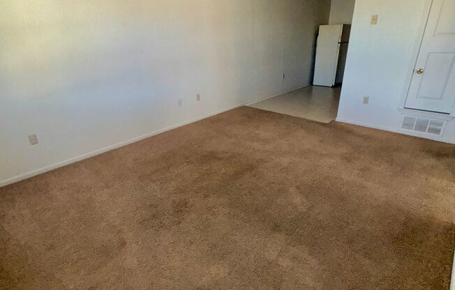 2 beds, 1 bath, 795 sqft, $715, Unit B