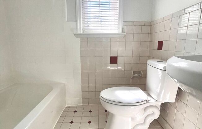 Fairfax Village III | 2bd 1bth | Hardwood Floors | Sunlight!