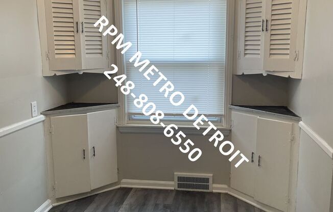 3 beds, 1.5 baths, $1,400, Unit (RRR)