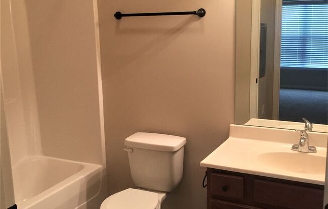1 bed, 1 bath, 687 sqft, $775, Unit O09