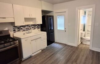 2 Bedroom 1 Bathroom in Lancaster City!