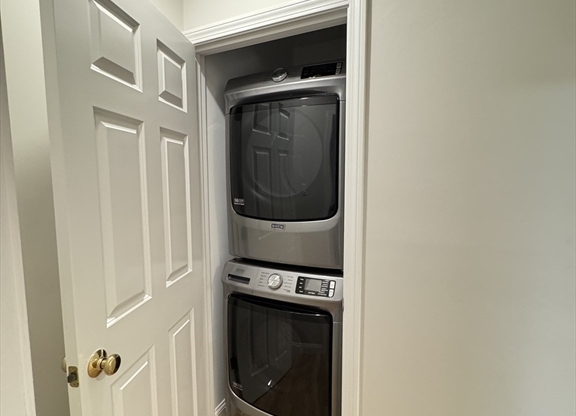 2 beds, 1 bath, 1,100 sqft, $4,000, Unit 7