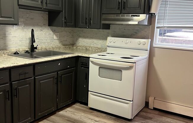 2 beds, 1 bath, $1,100, Unit Unit 4
