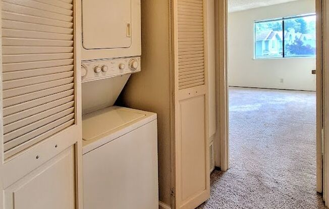 Spacious Second Floor 1bd Condo With Laundry In Unit, Pool, Balcony, & Carport!