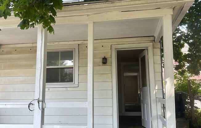 2 beds, 1 bath, $1,100