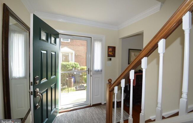 Beautiful 3-Level Townhome in Kingstowne – 3.5 Baths, Landscaping Included