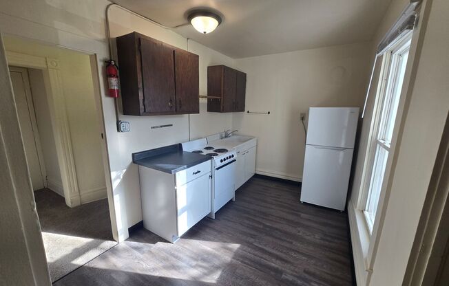 2 beds, 1 bath, 700 sqft, $795, Unit 1317 1/2 1st Ave