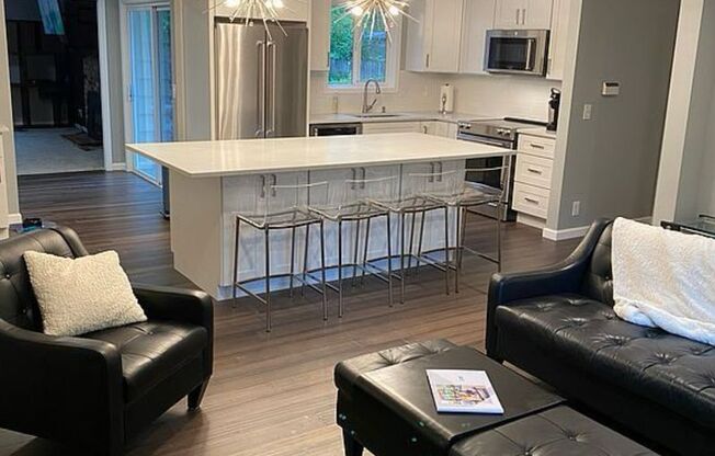 Beautiful Home w/Upgrades Throughout in Lake O~ Great School's, Shopping and Dining~ Don't Miss Out!