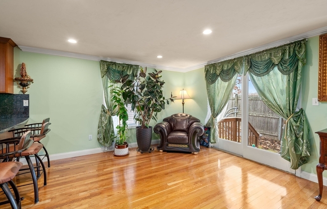 215 SAINT MARY ST