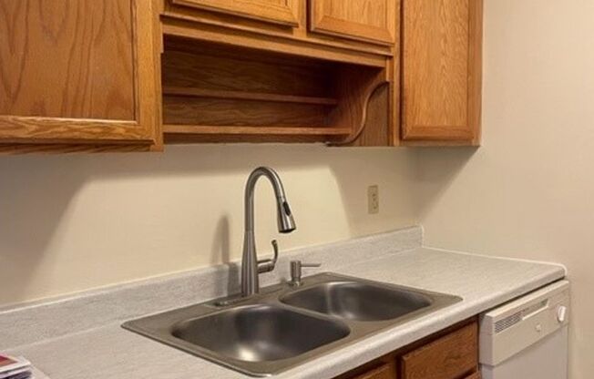 2 beds, 1 bath, 925 sqft, $1,275, Unit 2255-001