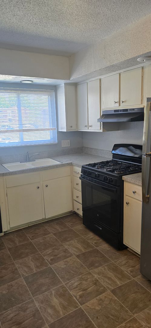2 beds, 1 bath, 860 sqft, $1,095, Unit 105
