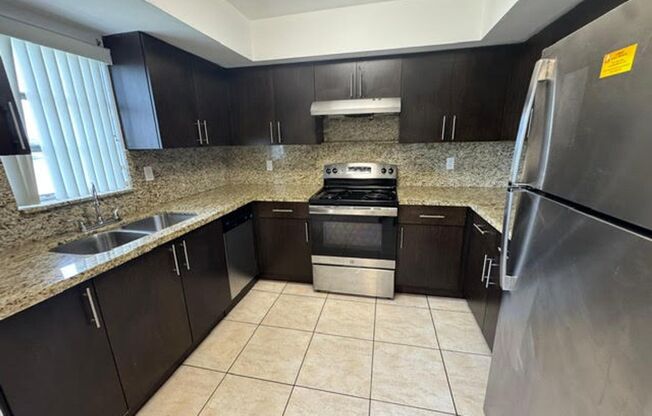 555 S Luna Ct Hollywood, FL 33021