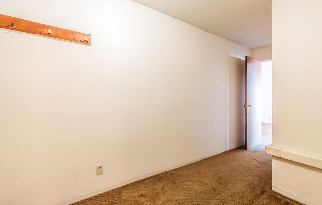 Studio, 1 bath, 423 sqft, $1,375, Unit 105