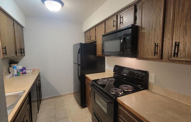 2 beds, 1.5 baths, 927 sqft, $825, Unit 903