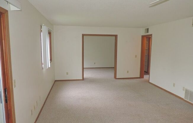 2 beds, 1 bath, 924 sqft, $1,100, Unit #04