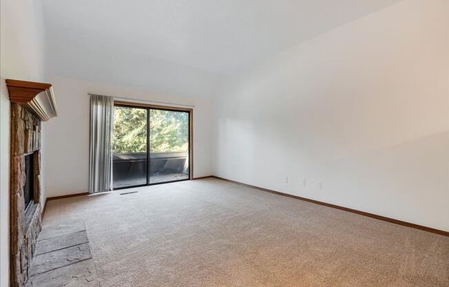 Secluded Lake Oswego Condo at Mountainside Terrace - Recently Renovated! 1 Month Free Special