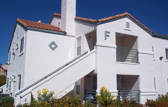 *NEW APPLIANCES*NEW FLOORING*LAKEVIEW CONDOS