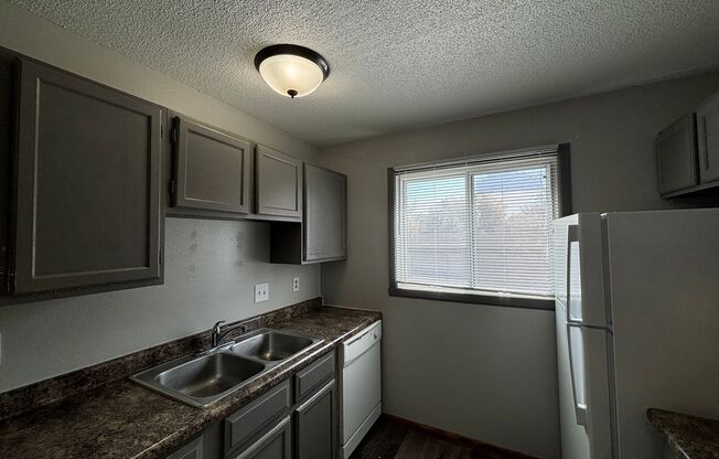 2 beds, 1 bath, $845, Unit 12