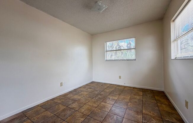 Adorable 2 bed/1 bath second floor apartment!