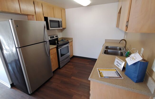 1 bed, 1 bath, 878 sqft, $1,480, Unit 1690-236